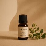 olio essenziale origano proprietà: fiale e bottigliette di olio essenziale di origano in ambiente naturale