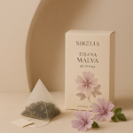 tisana malva benefici: tazza di tisana alla malva accanto a fiori secchi di malva