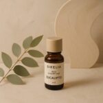 olio essenziale eucalipto benefici, eleganti oli essenziali su fondo bianco soft, brand SikeliaBio